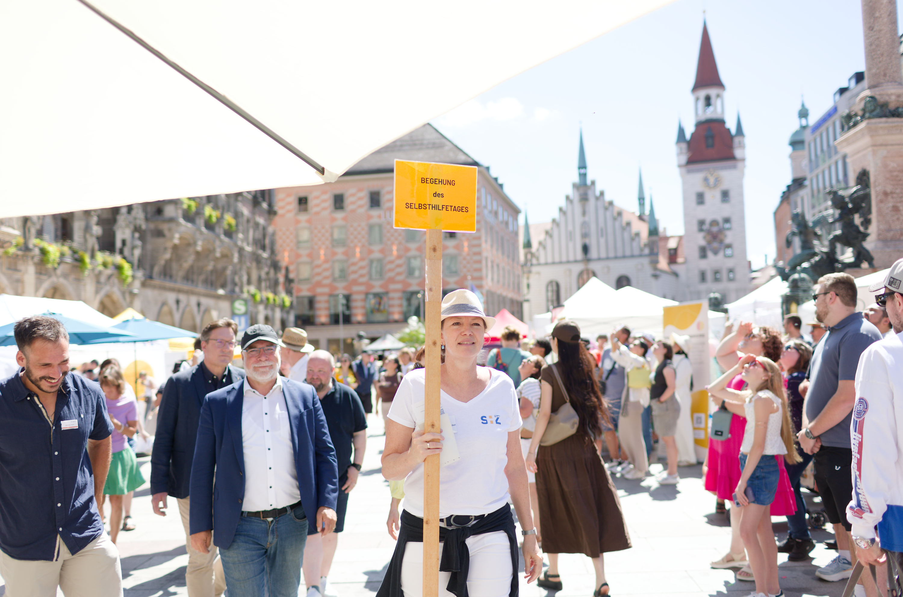 Rundgang mit Vertreter*innen aus Stadtpolitik und öffentlichem Bereich durch den Selbsthilfetag.